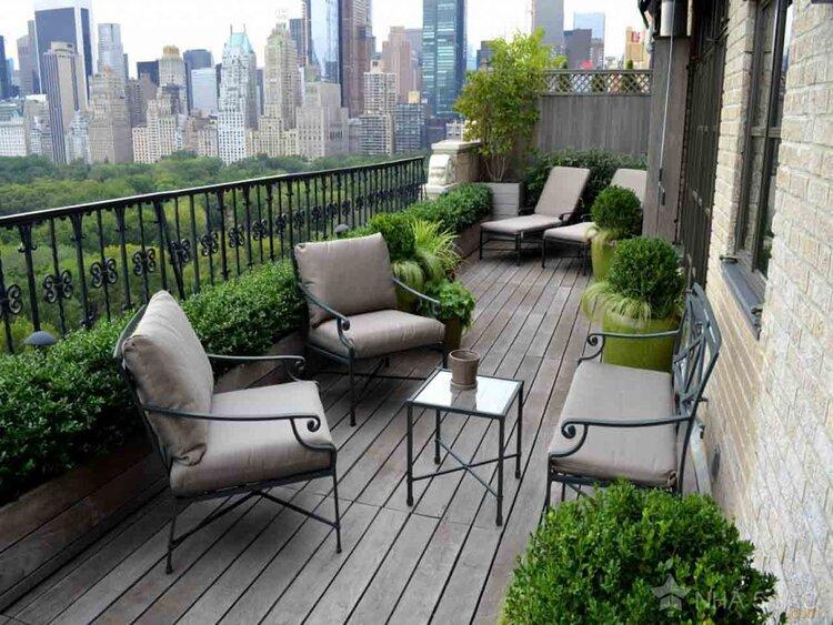 cấy thép ban công và lót sàn bằng tấm xi măng vân gỗ để tăng thêm độ chắc chắn